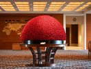 ロビーでお客様をお迎えする華やかな装花(一例)。テーマ・季節にふさわしいお花をご用意しております。