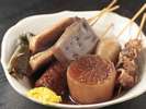 名物“しぞーかおでん”(静岡おでん)まっ黒いスープに串に刺さった具材。B級グルメの定番です。