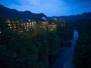 【外観】自然豊かな景色に包まれており、目の前には鬼怒川渓谷と季節の移ろいを見せる山々がございます