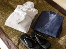 【客室衣類】全客室に落着きのある色とデザインの作務衣・バスローブ・雪駄をご用意。