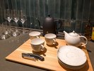 【客室備品】全客室完備のミニキッチン横には、グラス・アイスペール・ワインオープナーや皿などをご用意