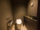 【デラックスツイン/客室トイレ】全客室のトイレは着座センサー(温水洗浄便座、シャワートイレ)を完備。