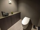 【デラックス和洋室/客室トイレ】全客室のトイレは着座センサー(温水洗浄便座、シャワートイレ)を完備。