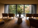 【大浴場エントランス】湯上り後の一息やお連れ様とお待ち合わせの寛ぎ場所としてご利用くださいませ。