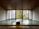 【大浴場】内湯からも外の景色をお楽しみいただける大きな窓ガラスが完備されております。