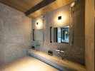 【家族風呂】洗い場も広く2名同時に洗うことができます。家族風呂のアメニティもロクシタンをご用意。