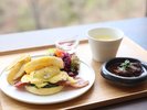 【ご朝食】発酵を取り入れた定食スタイルのメニューで選べる和朝食または洋朝食+ハーフブッフェをご用意。