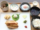 【ご朝食】発酵を取り入れた定食スタイルのメニューで選べる和朝食または洋朝食+ハーフブッフェをご用意。