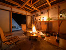 屋根付きの焚き火小屋