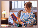 本館2階【月華】今日はどんな本を読もう?ソファーに身を預けて楽しむ、のんびり読書時間。