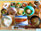 【ご朝食一例】炊き立て土鍋ご飯と川魚の味噌漬けを中心に、十品のおかずを味わう朝食。
