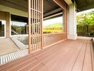 サウナ後にお涼みいただけるよう泡風呂の先のデッキに椅子コーナーをご用意