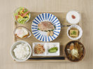 朝食>地元食材を使った野菜、焼き魚や汁椀など、滋味深くほっとする和食をご提供します。