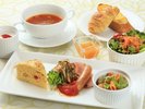 【朝食】モーニングプレートやパンをご用意 ※一例