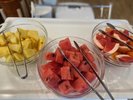 【デザートコーナー】季節のフルーツを数種ご用意しております。