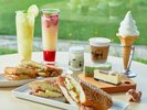 �l�C�̃T���h��X�C�[�c�A�L�x�ȃh�����N�B���o�����̍��Ԃ�A�J�t�F�^�C���ɂ��Ђ����p���������B