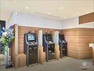 自動精算機(二次元バーコードをかざしてセルフチェックイン可能です)日本円のみの両替も可能です。