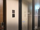 2階フロントより先の客室エリアはセキュリティドアを設置しております。