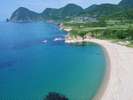 竹野(たけの)海水浴場◆ホテルよりお車で約45分。こじんまりとした隠れ家的な穴場ビーチです。