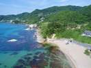 砂方(すながた)海水浴場◆ホテルよりお車で約38分。透明な海水が魅力の小さな海水浴場です。