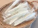 【大浴場アメニティ】ヘアブラシは個包装で衛生的にご利用いただけます。