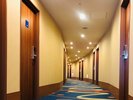 フロントから連絡通路を通り、イースト館(別館)の客室へ