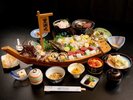 宝舟の膳「伊勢海老や鮑、ひらめの姿造り等の豪華舟盛り」一例