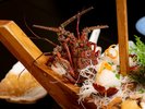 宝舟の膳「伊勢海老や鮑、ひらめの姿造り等の豪華舟盛り」一例