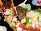 宝舟の膳「伊勢海老や鮑、ひらめの姿造り等の豪華舟盛り」一例