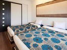 【海風ファミリールーム】ベッドルームは2部屋。お友達ともご利用いただきやすい間取り