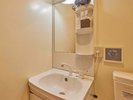 【南風2階・洗面台】朝のご用意にも便利な大型ミラー付きの洗面台