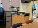 ・【ヒルズ美ら海2階】電子レンジ、冷蔵庫、電気ケトルを備えたキッチンスペース