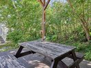 【ヒルズ美ら海1階・ウッドデッキ】庭にはBBQも楽しめるウッドデッキが