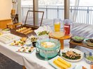 オーシャンビューのレストランで種類豊富な朝食バイキングをお楽しみいただけます。