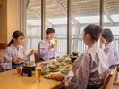 海を望むレストランで、心ゆくまでお食事をお楽しみください。浴衣姿で味わう旬の料理は、旅の特別な思い出