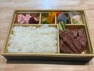 《嵐山にくに》の厳選黒毛和牛の高級部位ヒレ・サーロイン食べ比べ弁当