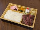 《嵐山にくに》の黒毛和牛の赤身ステーキ弁当
