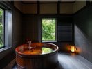 特別室・貴賓室には温泉漆風呂付