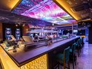 たくさんのお酒がズラリと並んだ落ち着きのあるカウンター席 SHINAGAWA PIVOT(イーストタワーB1F)