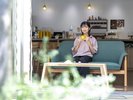 ■Cafe Lounge 宿泊者無料ラウンジサービスはソファー席でゆっくりとティータイムを。