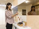 ■女性専用フロア エレベーター前にスキンケアアメニティやフレーバーティーを各種ご用意しております。