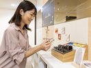 ■女性専用フロア エレベーター前にスキンケアアメニティやフレーバーティーを各種ご用意しております。