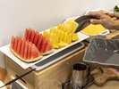■無料朝食サービスその@ 店内でお召し上がりの朝食(季節のフルーツ)。