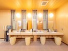 女性用大浴場「脱衣室」鍵付きロッカーや化粧水・乳液等のアメニティもございます。