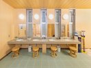 男性大浴場「脱衣室」鍵付きロッカーや化粧水・乳液等のアメニティもございます。