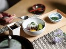 「ラウンジ 桜彩」オリジナルお抹茶スイーツ。その場で抹茶を挽いてスイーツにかけてお楽しみください。