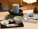 「ラウンジ 桜彩」オリジナルお抹茶スイーツ。その場で抹茶を挽いてスイーツにかけてお楽しみください。