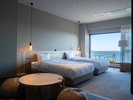 全室オーシャンビュー。相模湾を見渡せる大きな窓と和畳の小上がり(スーペリアルーム)