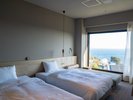 全室オーシャンビュー。相模湾を見渡せる大きな窓。(スタンダードルーム)
