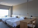 全室オーシャンビュー。相模湾を見渡せる大きな窓。(デラックスルーム)